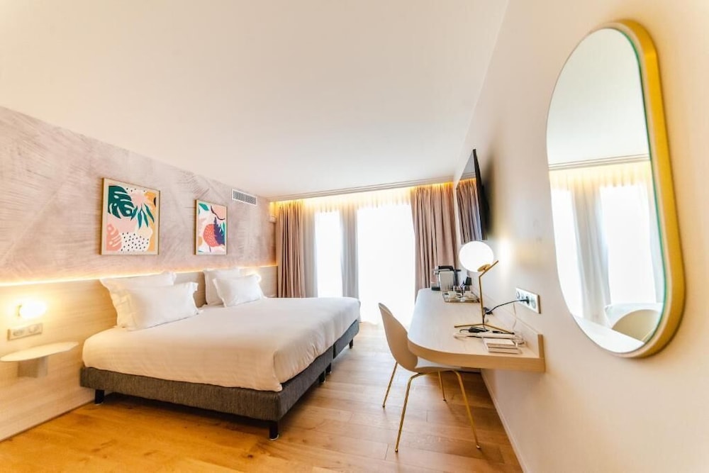 Deluxe Room, 1 King Bed, Non Smoking (Twin bed on request) - Photo 4