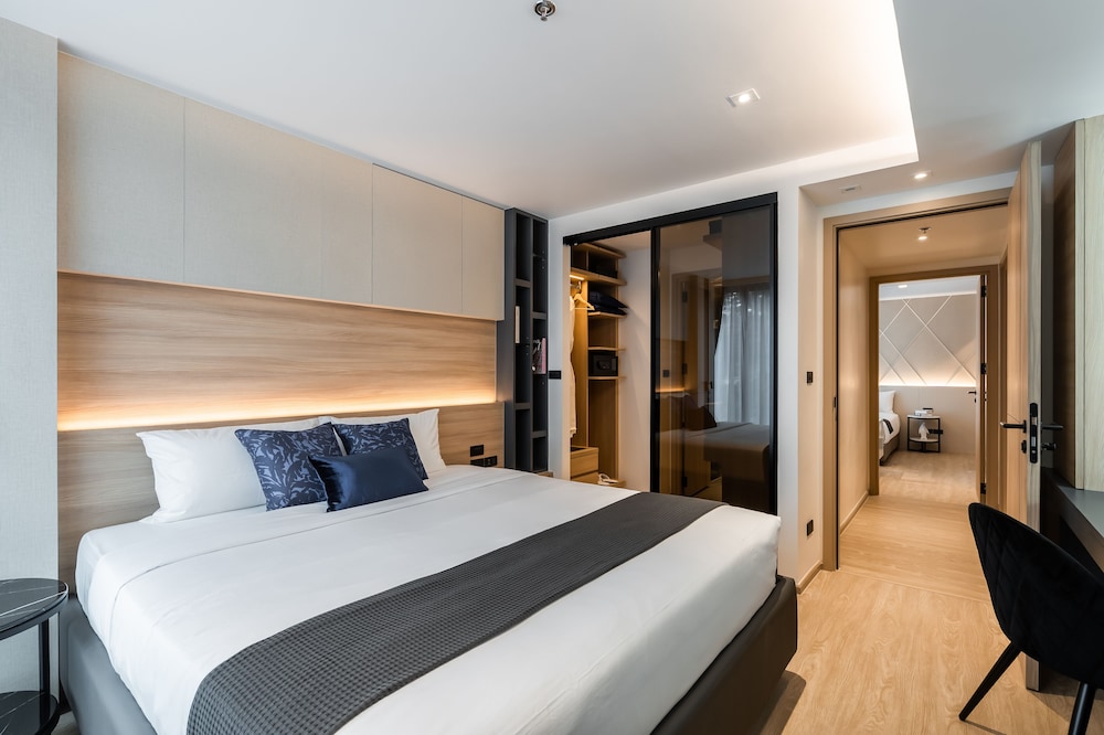 Two Bed Room with Bathtub