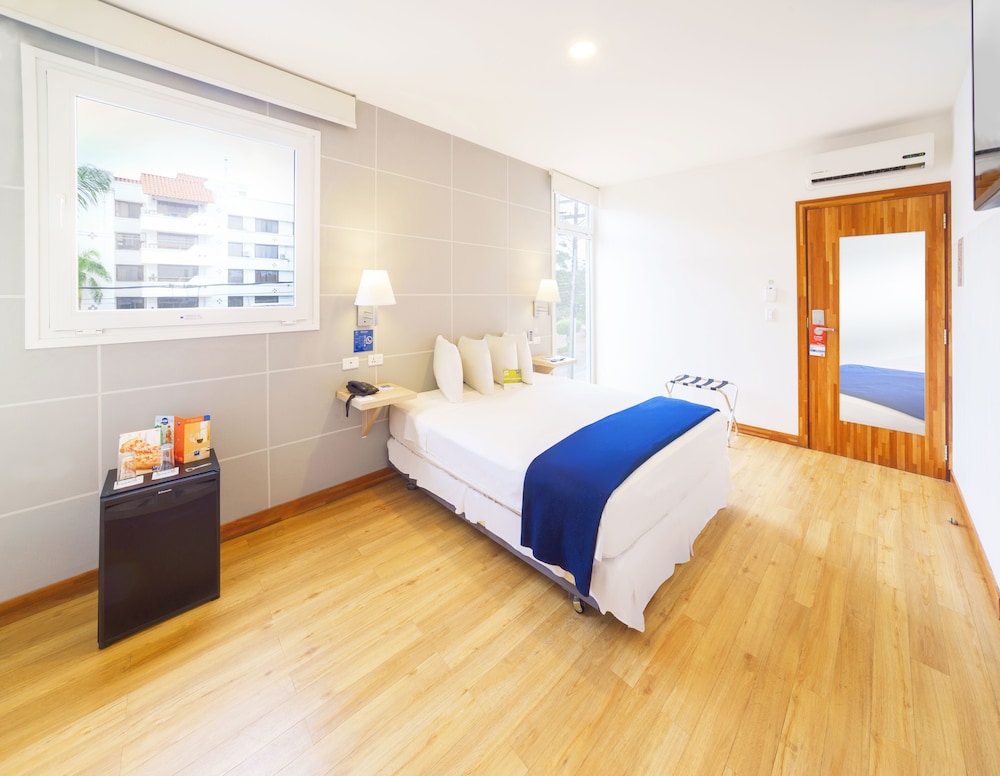 Standard Room, 1 Queen Bed photo 3