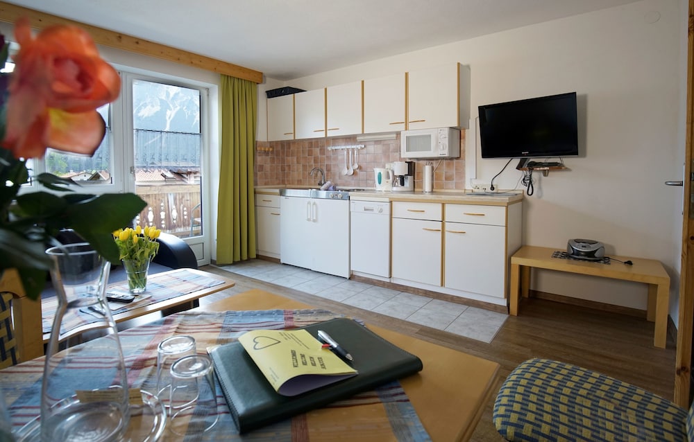 Traditional Apartment, 2 Bedrooms, Balcony, Mountain View (Zugspitze) photo 3