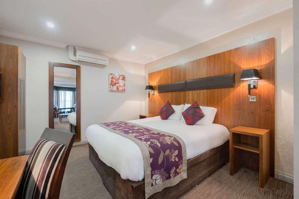 Room, 1 King Bed, Non Smoking - Photo 9