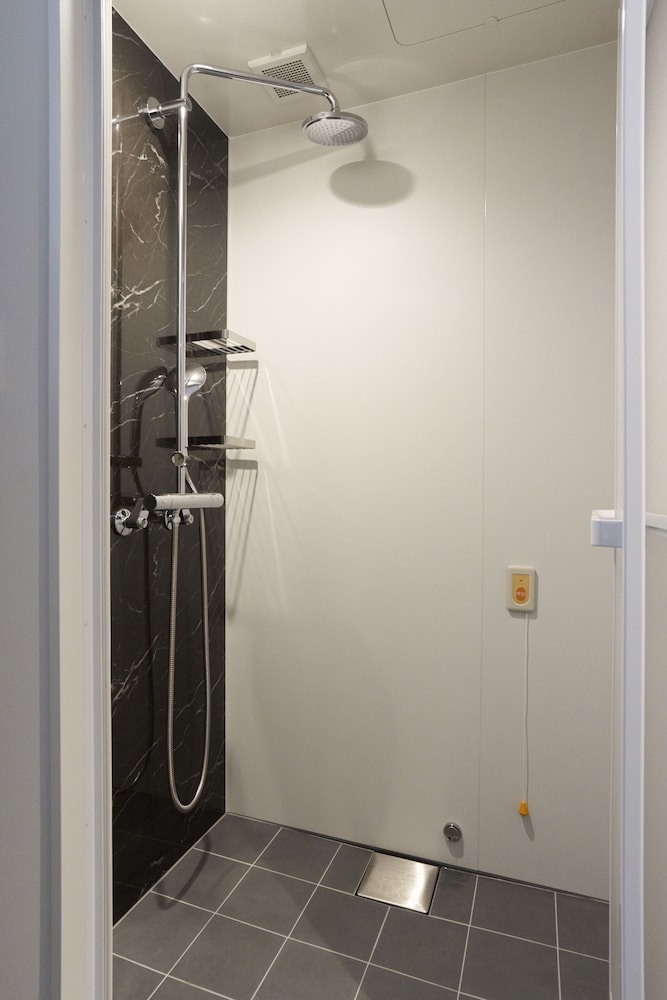 Universal King Room - Photo 16