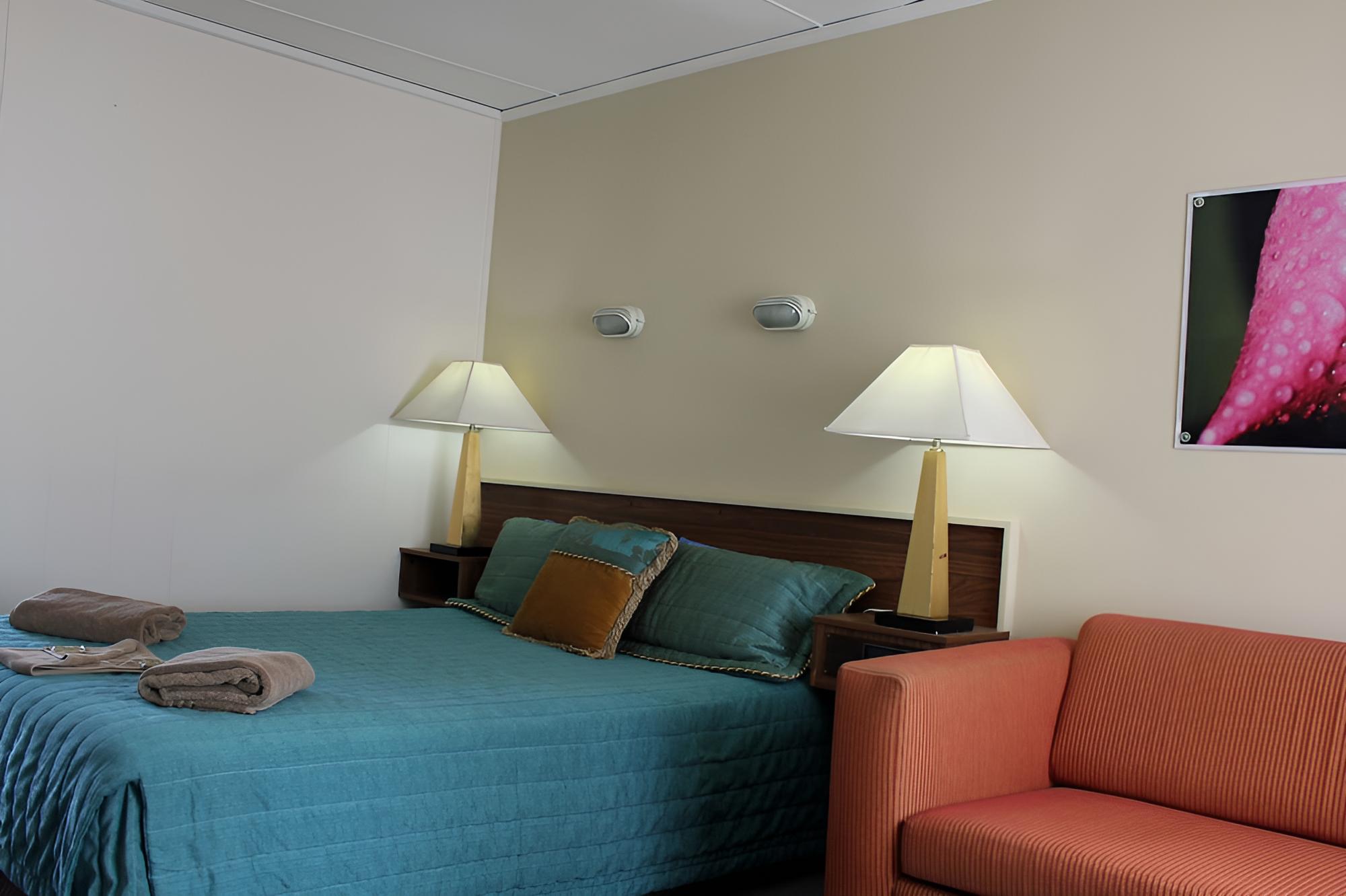 Standard Cabin, 1 Queen Bed photo 1