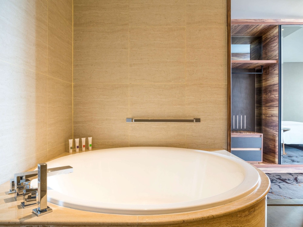 Swiss, Grand Suite, 1 King Bed - Photo 4