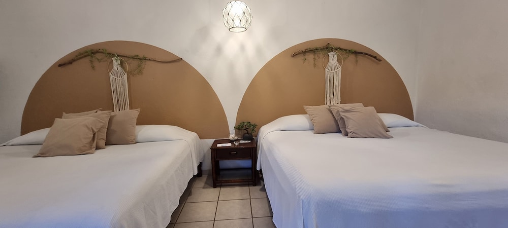 Standard Room, Garden View (2 King beds) photo 3