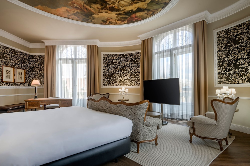 Suite, 1 King Bed, Park View (Corner, Fireplace) thumbnail 6