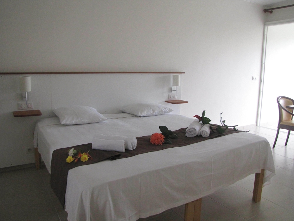 Superior Studio Suite, 1 King Bed, Terrace, Garden View photo 1