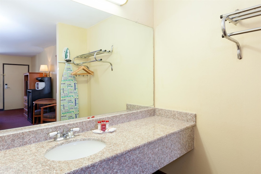 Deluxe Room, 1 King Bed, Non Smoking - Photo 7