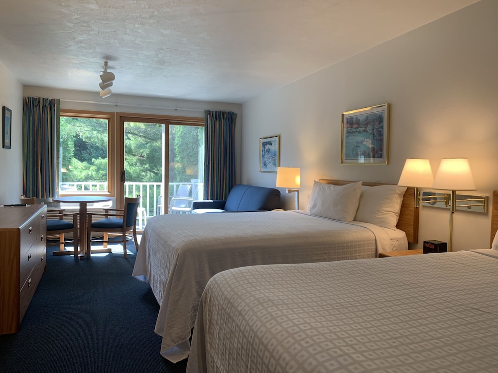 2 Queen Beds with Balcony/Patio photo 1