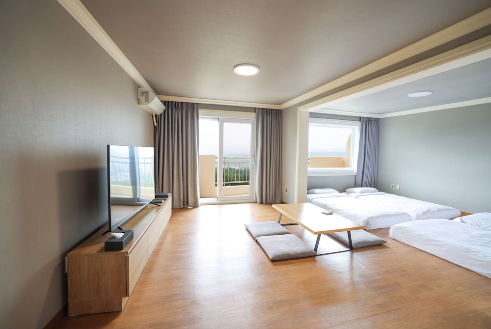Room, Non Smoking (No Bed)