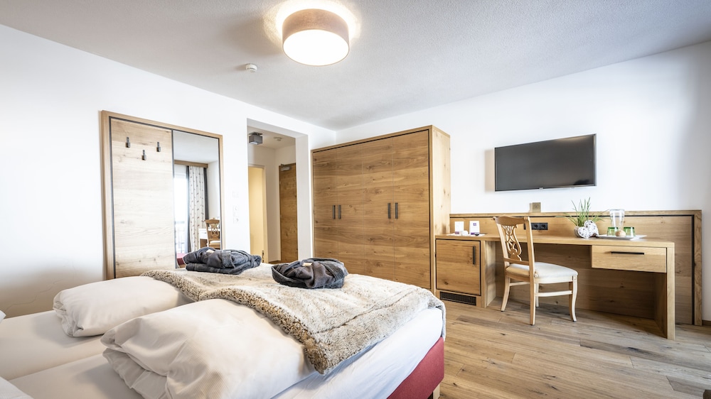 Deluxe Double Room, 2 Twin Beds, Mountain View