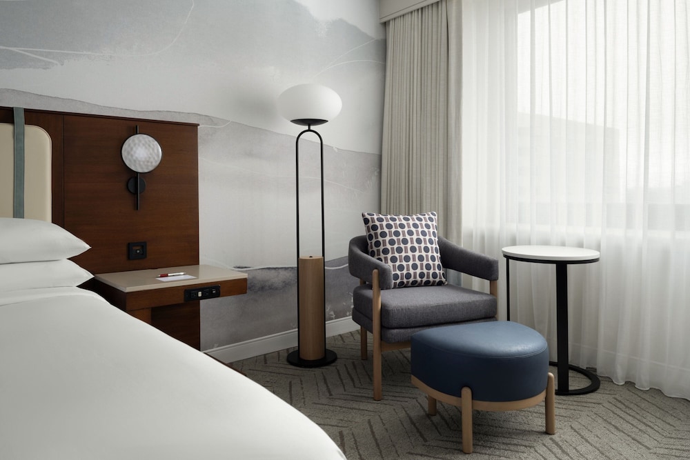 Club Room, 1 King Bed, City View - Photo 3