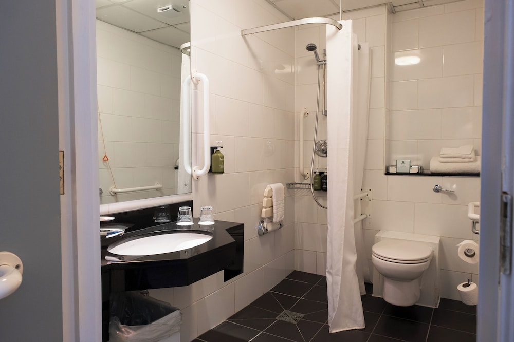 Standard Room, 1 Double Bed, Accessible - Photo 4