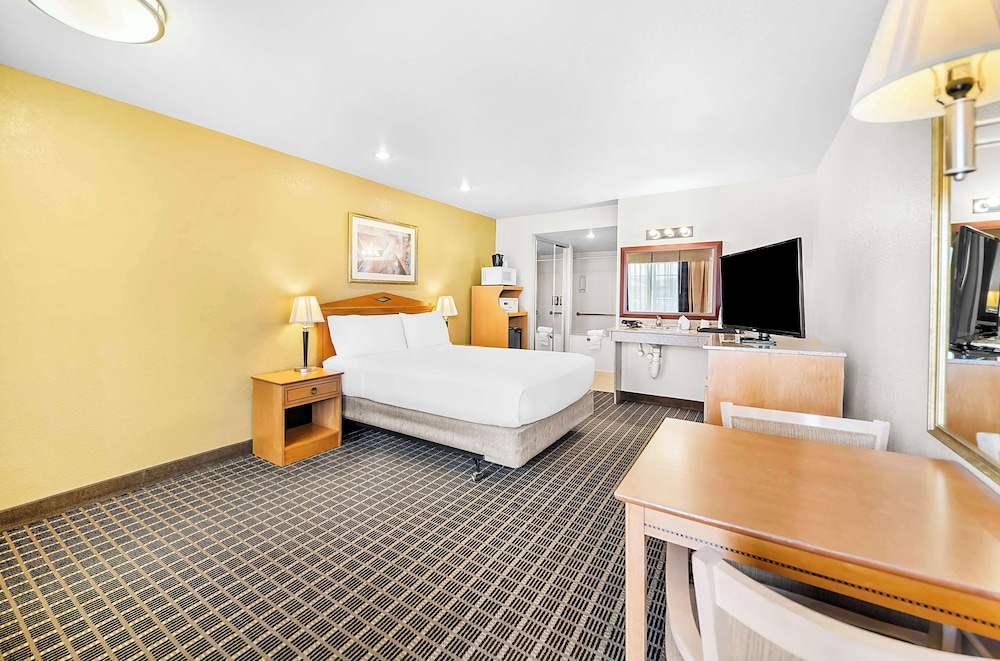 Suite, 1 Queen Bed, Accessible, Jetted Tub - Photo 1