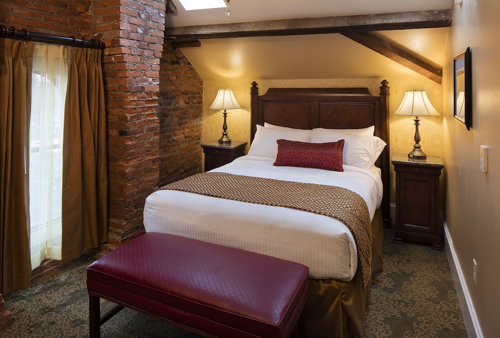 Luxury Suite, 1 Queen Bed with Sofa bed, Non Smoking, Tower photo 1