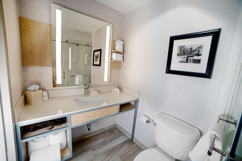 Junior Suite, 1 King Bed, Accessible - Photo 3