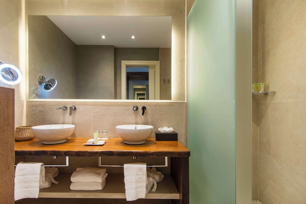 Room, Multiple Beds, Pool View - Photo 13