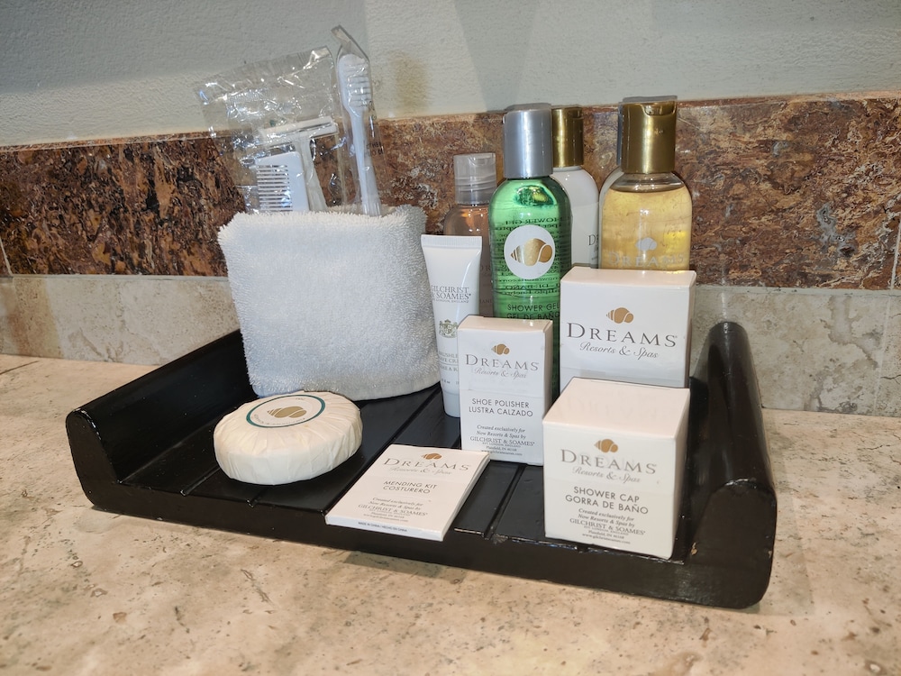 Junior Suite Ocean View King thumbnail 6