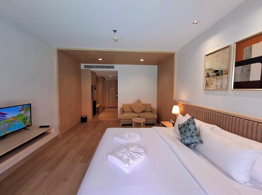Deluxe Double Room, Pool Access photo 2