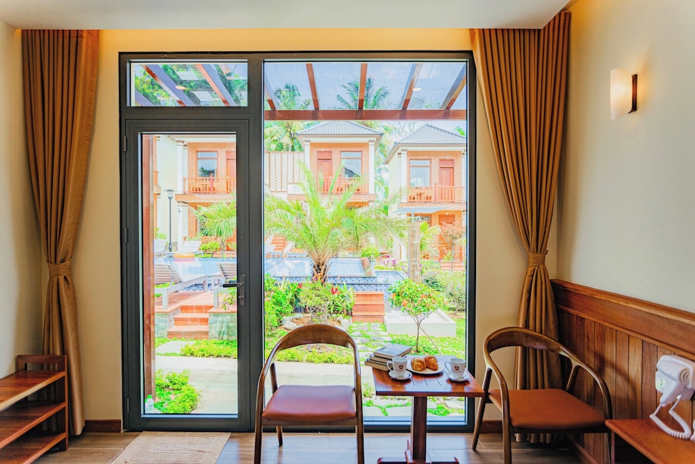 Deluxe Triple Room, 1 Bedroom, Non Smoking, Pool View photo 2