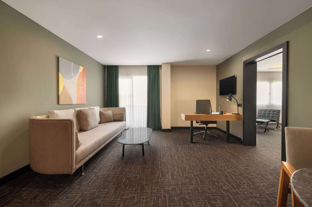 Executive Room, 1 King Bed, City View - Photo 6
