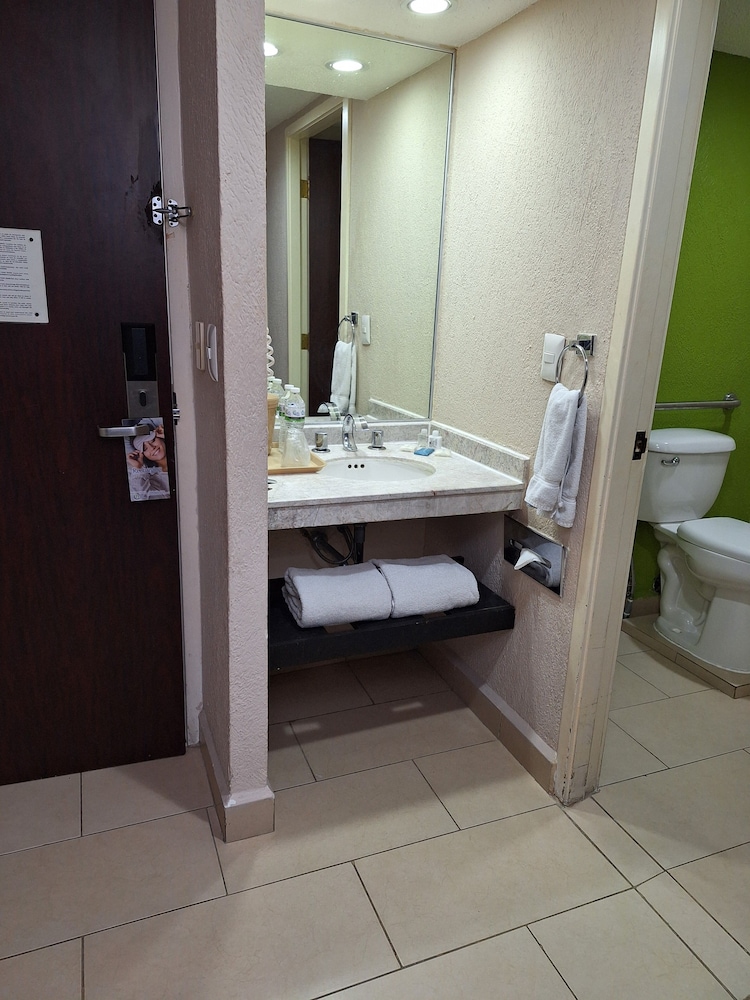 Standard Room, 1 King Bed, Non Smoking - Photo 8