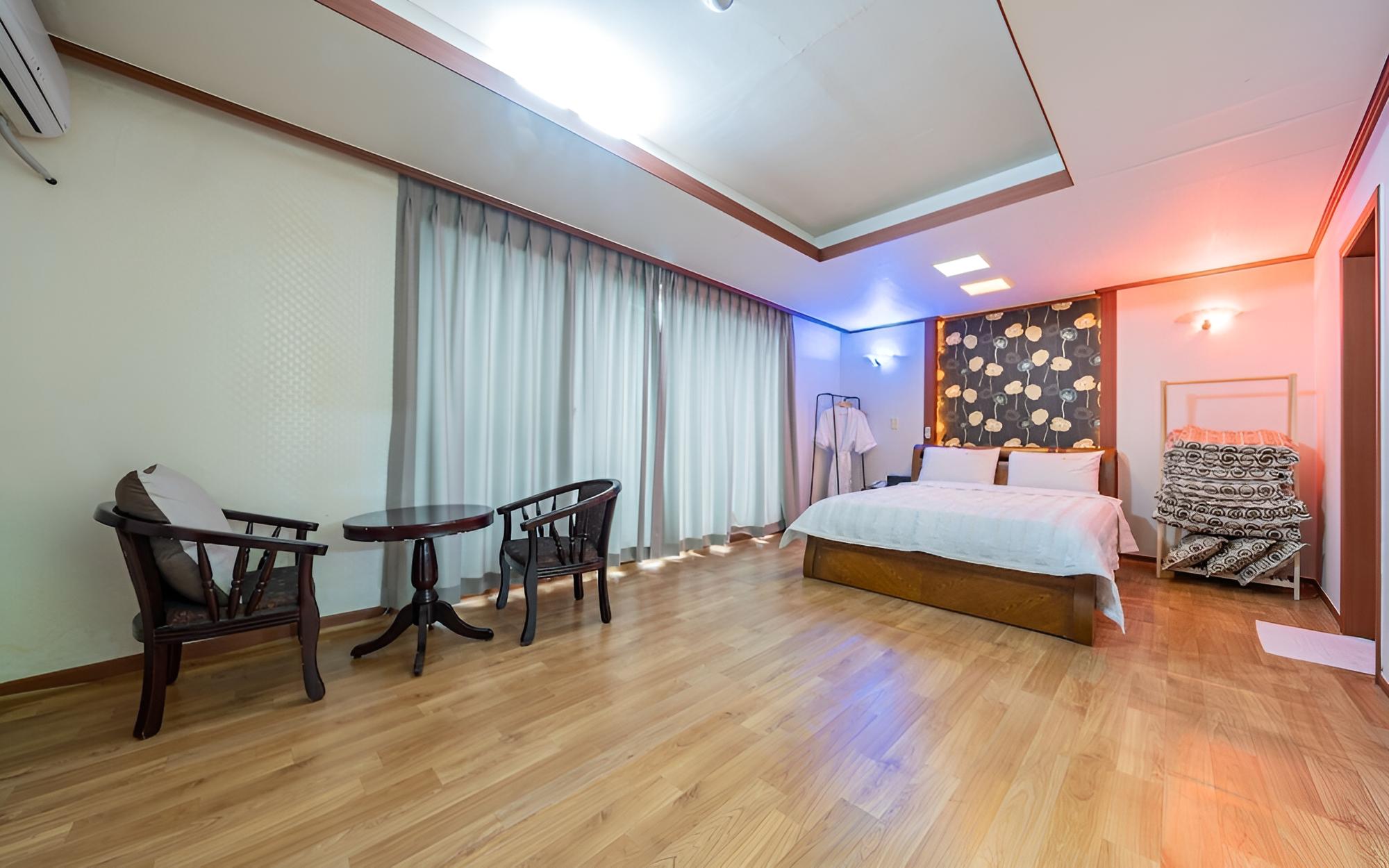 Room (Family Room) - Photo 1