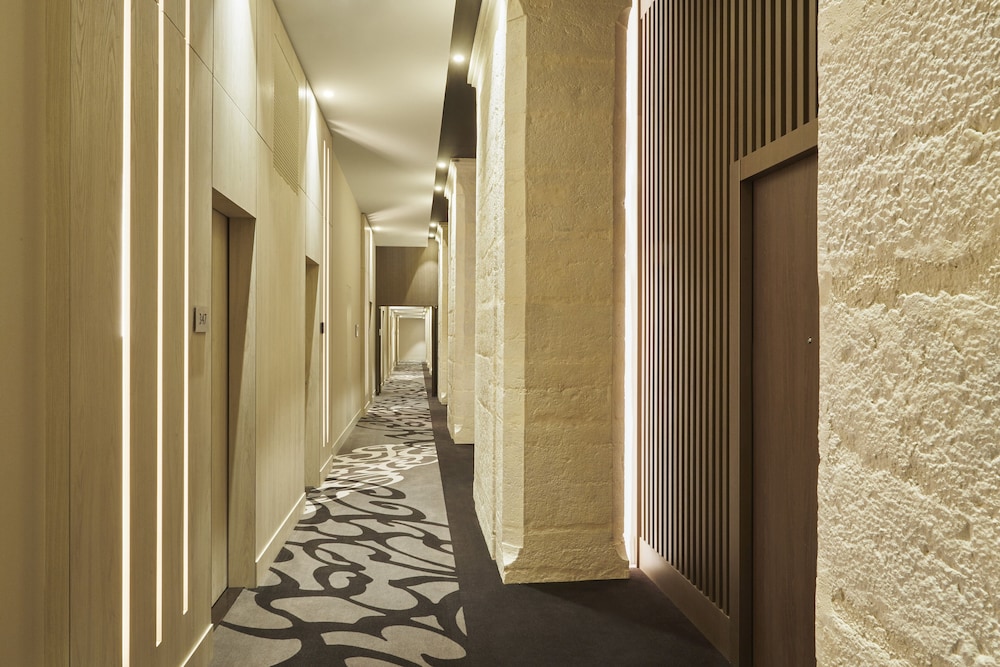 Classic Room, 1 King Bed, Courtyard View - Photo 3