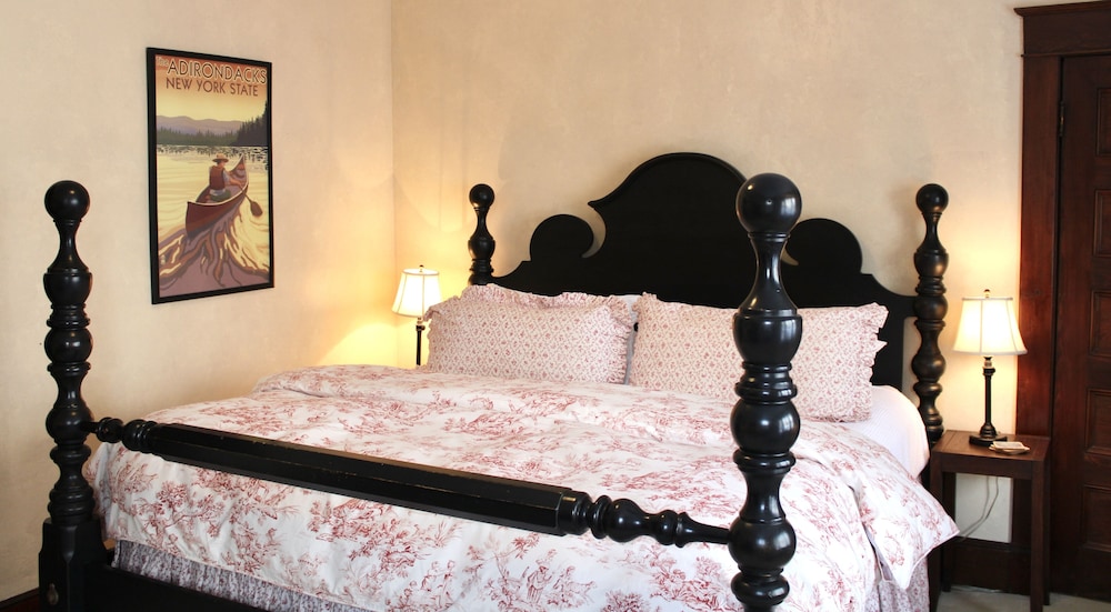 Standard Room, 1 King Bed, Non Smoking (Red Toile) photo 3