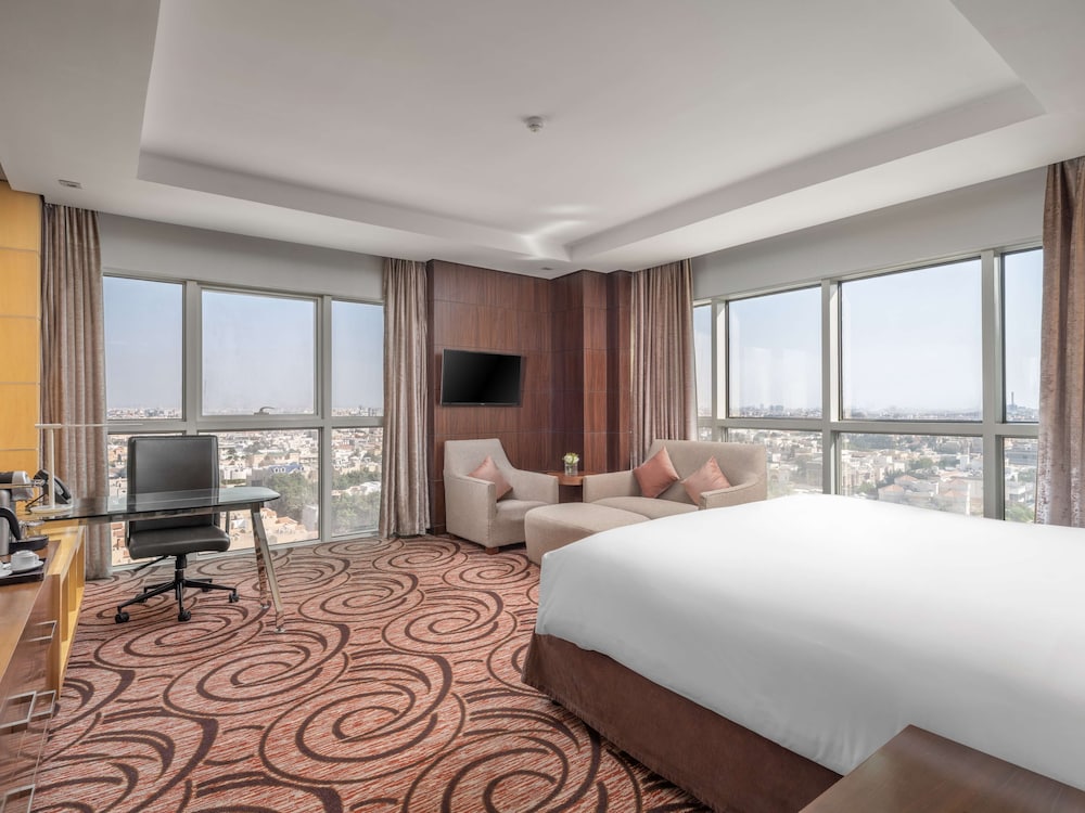 Deluxe Room, 1 King Bed, Partial Sea View photo 2