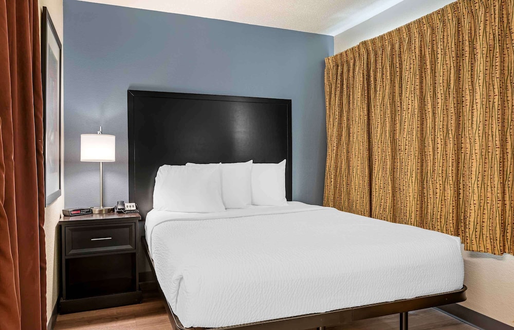 Suite, 1 Queen Bed, Non Smoking - Photo 2