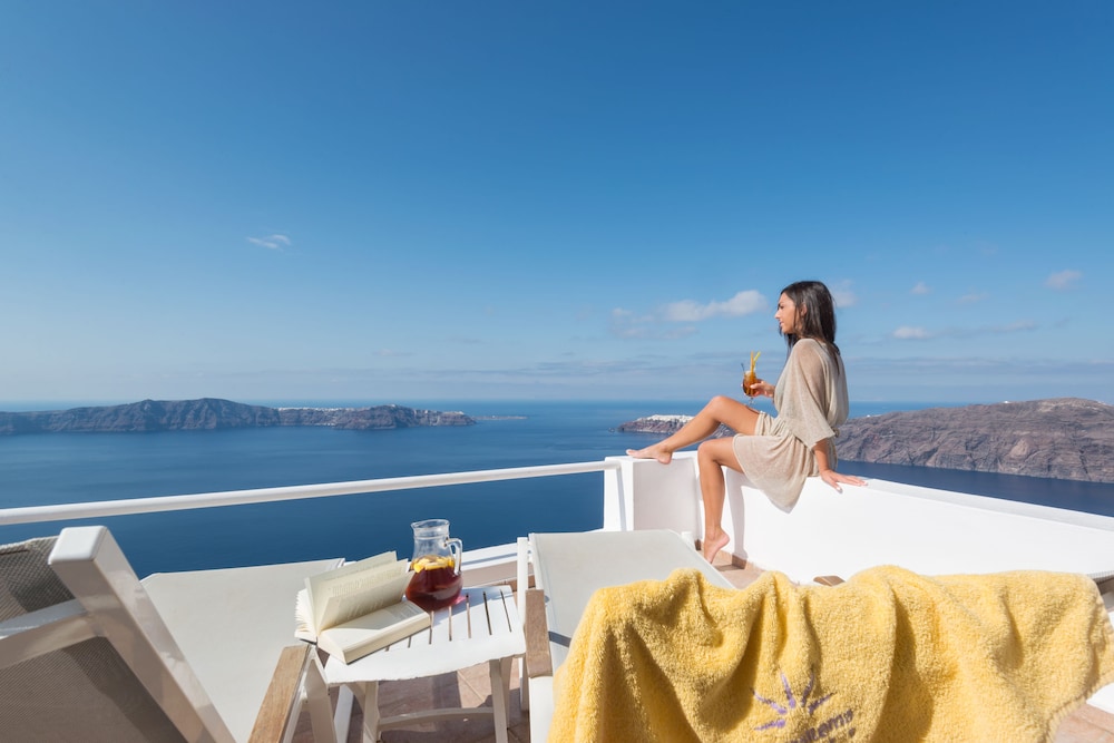 Junior Suite ( Caldera View) - Photo 9