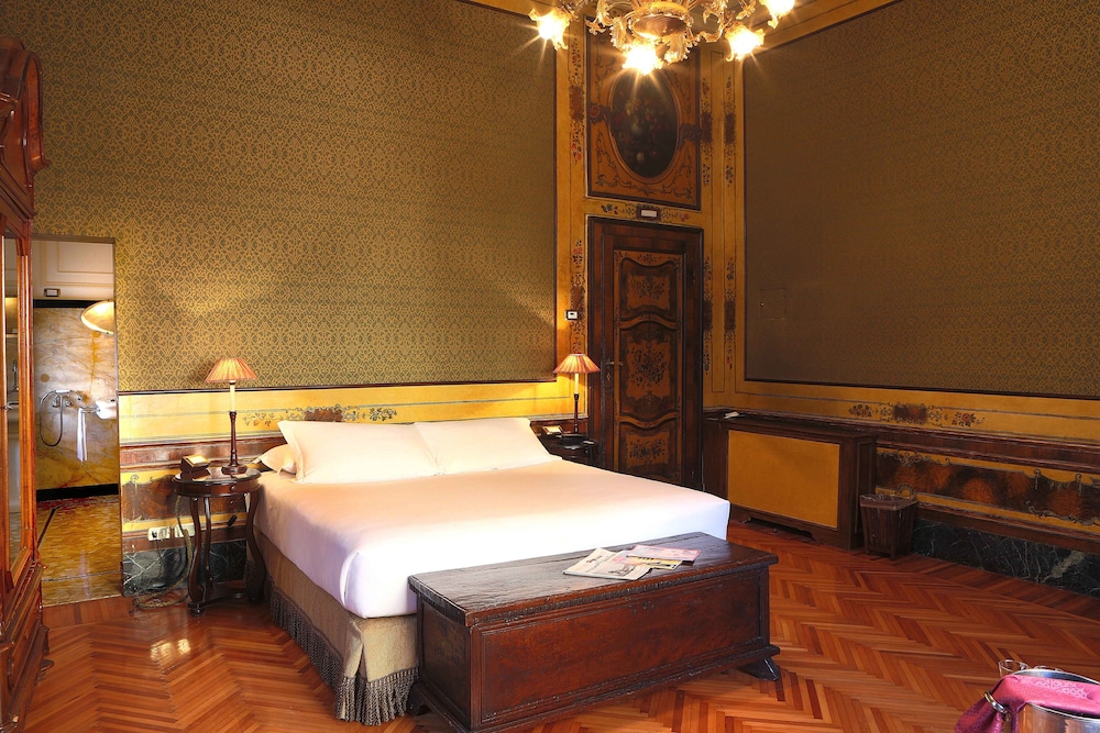 Premier Double Room, 1 Queen Bed, Balcony thumbnail 5