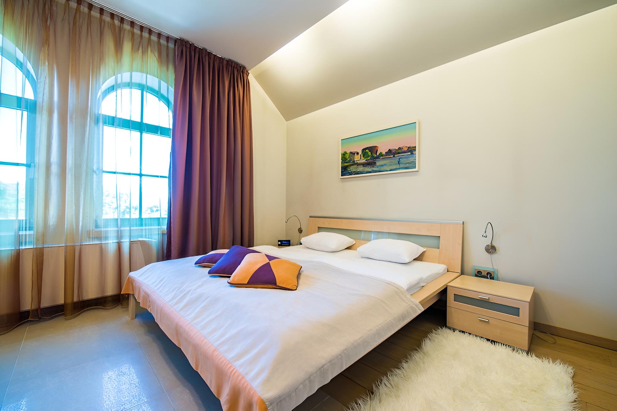 Deluxe Room, 1 Queen Bed, Non Smoking, Canal View