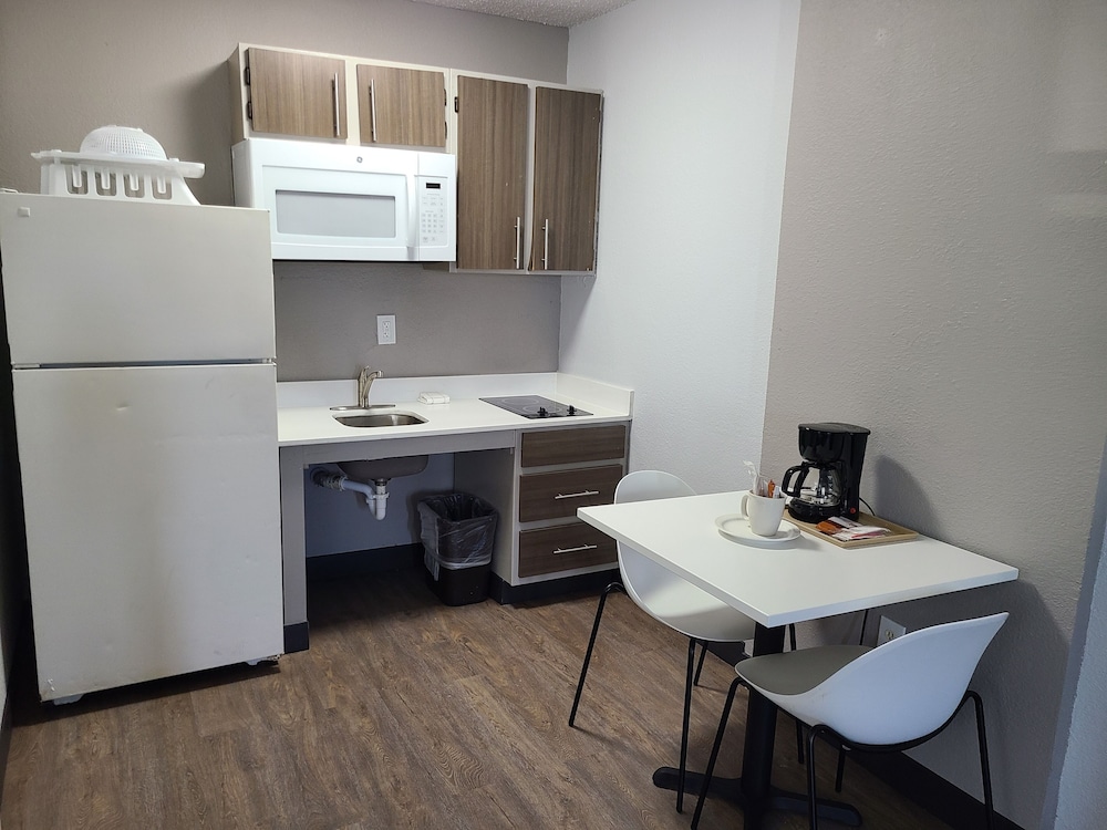Deluxe Room, 2 Queen Beds, Smoking, Kitchenette - Photo 5
