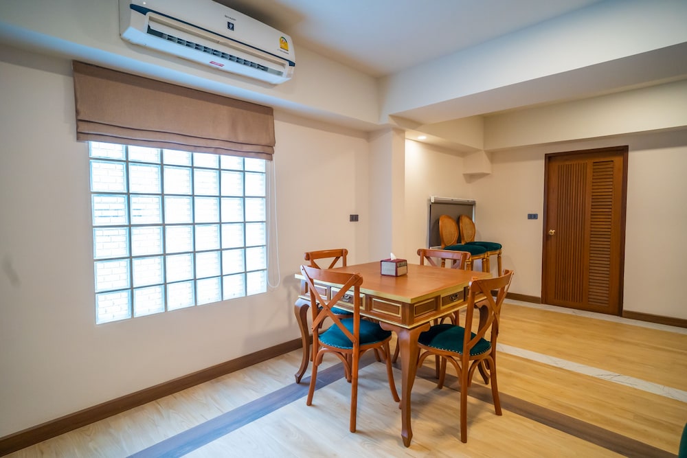 Executive Suite - Photo 7