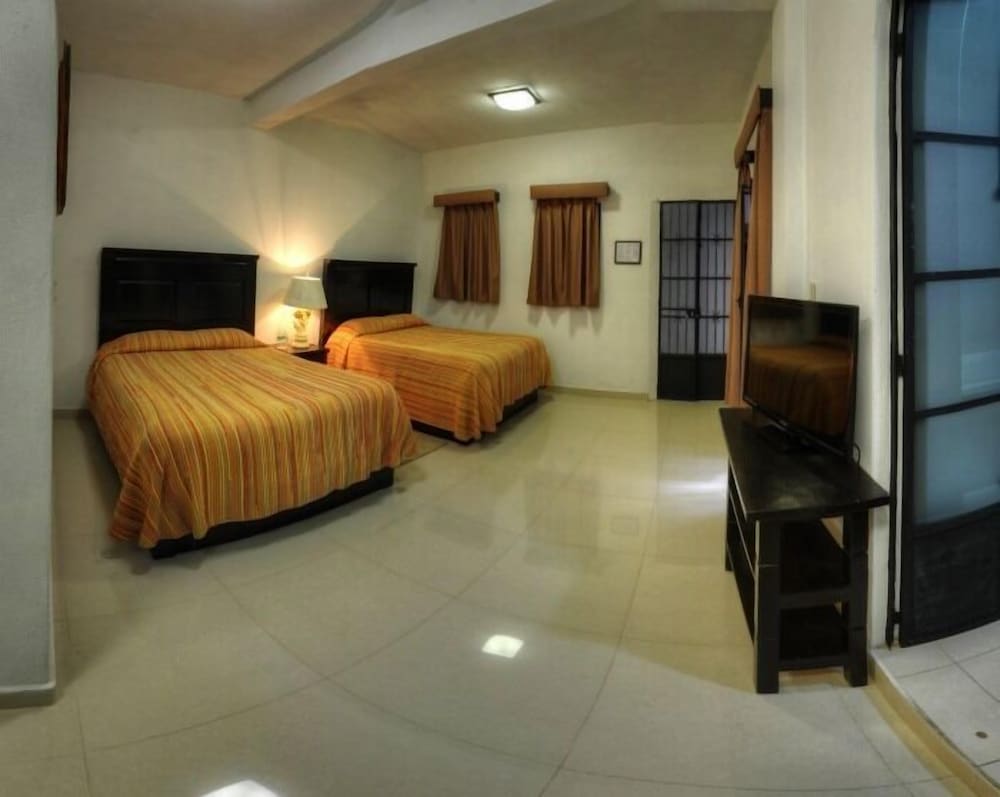 Quadruple Suite, 2 queen beds photo 2