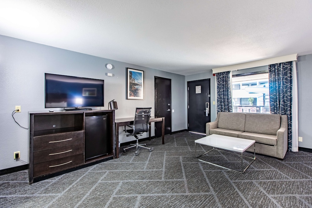 Executive Room, 1 King Bed, Jetted Tub, Poolside (with Single Sofabed) - Photo 2