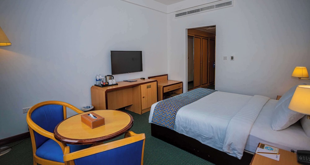 Standard Room, 1 King Bed, Non Smoking - Photo 4