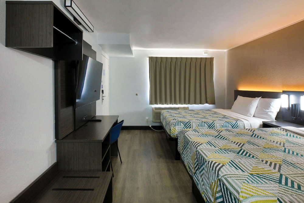 Deluxe Room, 2 Queen Beds, Non Smoking, Refrigerator & Microwave photo 3