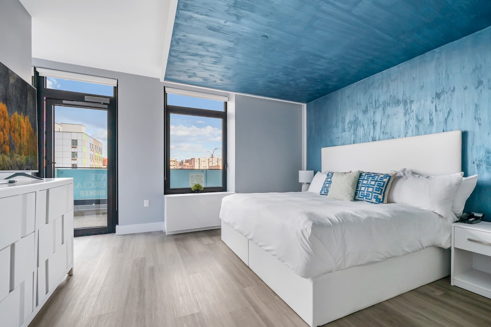 Deluxe Studio Suite, 1 King Bed, Balcony