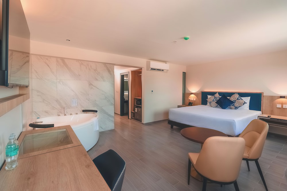 Superior Room, 1 King Bed photo 2