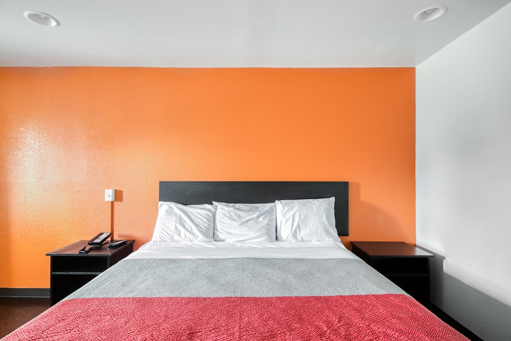 Room, 1 King Bed - Photo 3