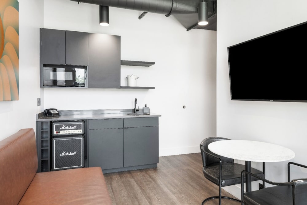 Junior Suite, 1 King Bed, Kitchenette - Photo 7