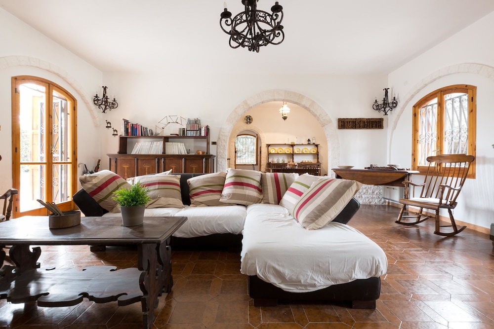 Classic Villa, 4 Bedrooms photo 1
