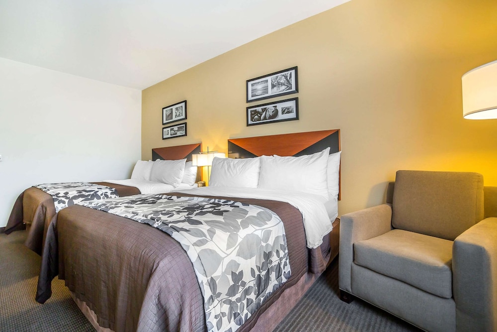 Standard Room, 2 Queen Beds, Non Smoking - Photo 1