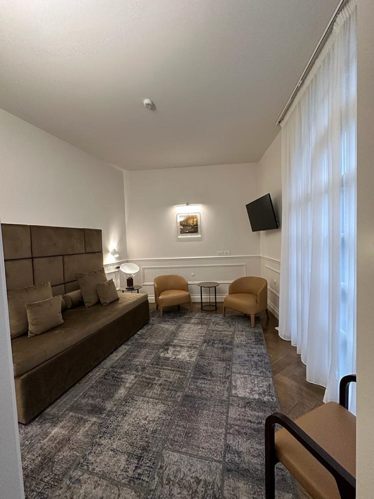 Family Suite, Garden View, Garden Area thumbnail 5