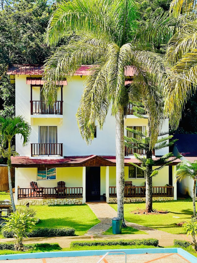 Room, 2 Queen Beds, Balcony, Pool View photo 2