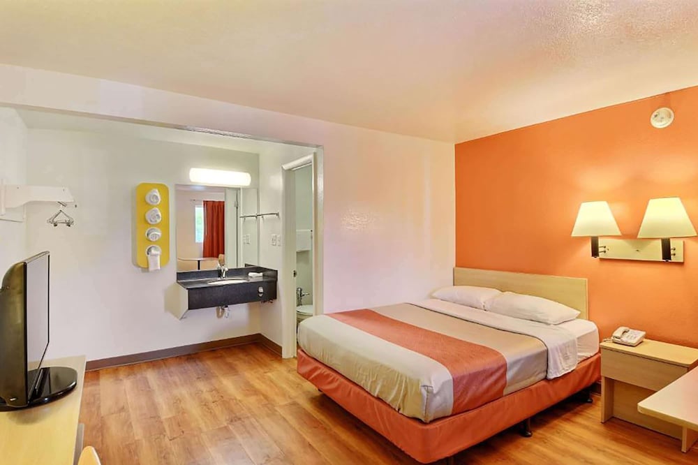 Room, 1 Double Bed, Accessible, Non Smoking (Hearing, Tub w/Grab bars) photo 1