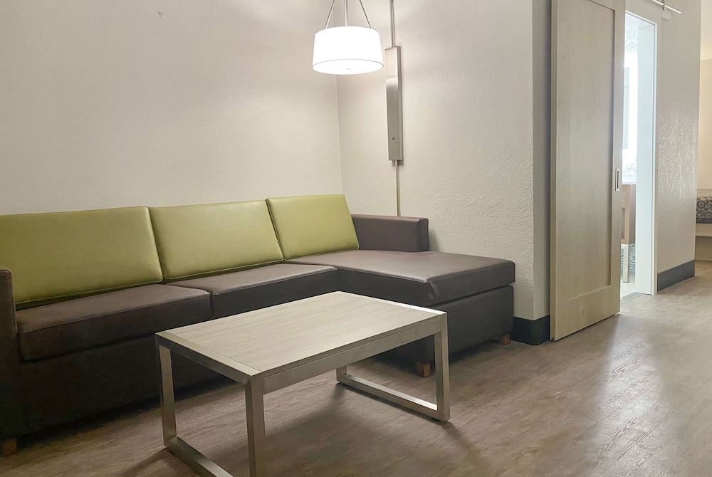 Studio Suite, 1 King Bed, Non Smoking - Photo 3
